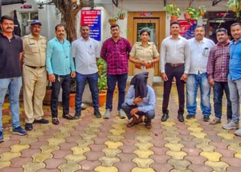 पीएमपी बसमध्ये चोरी करणारे दोघे चोरटे जेरबंद