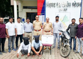 वृद्ध महिलेची सोनसाखळी चोरणारे चोरटे गजाआड 3 वृद्ध महिलेची सोनसाखळी चोरणारे चोरटे गजाआड