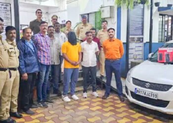 पोलीस असल्याची बतावणी करून लुटणाऱ्या दोघांना अटक