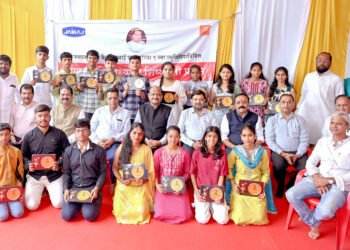 जयराज अँड कंपनी तर्फे हमाल कामगारांच्या विद्यार्थ्यांना शिष्यवृत्ती वितरण