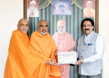 लंडनमध्ये ‘सूर्यदत्त’तर्फे श्री स्वामीनारायण मंदिरातील आध्यात्मिक विभूतींचा सन्मान