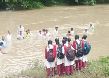 जलसमाधी आंदोलन रस्त्यासाठी गावकऱ्यांचा लढा