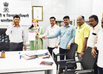 महसूल कर्मचाऱ्यांची पूरग्रस्तांना मदत