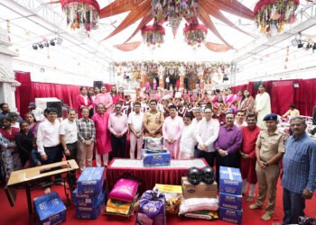 माँ आशापुरा माता नवरात्र उत्सवात वाहतूक पोलिसांना १२०० हेल्मेट भेट