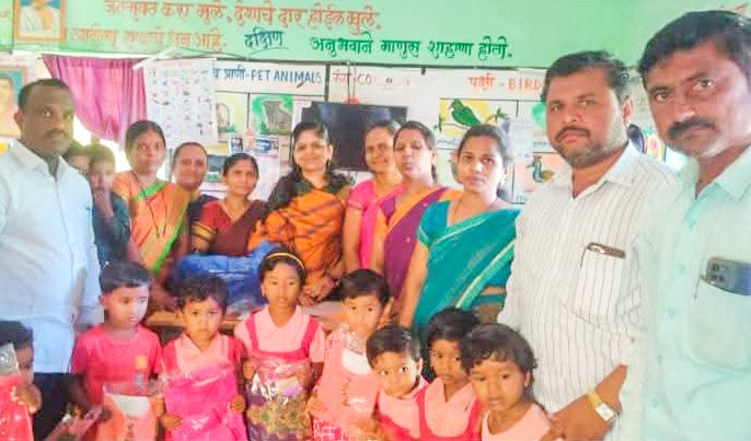 दिवाळीत पूरग्रस्तांच्या चेहऱ्यावर आनंदाची दिवटी 1 108 10 2025 2