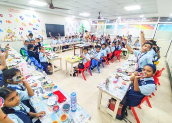 दिया डेकोरेशन’ गतिविधि से जगमगाई दीपावली की खुशी