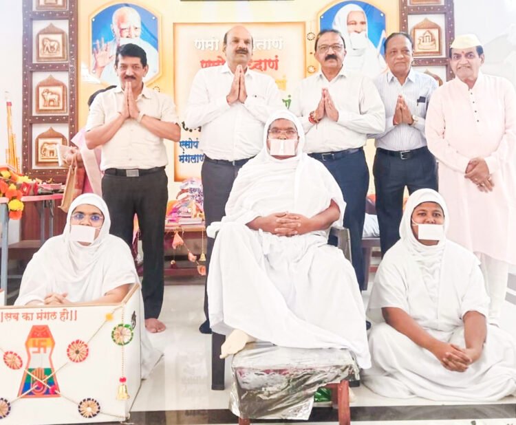 उपप्रवर्तिनी श्री चंद्रकलाश्रीजी म.सा. आदि ठाणा ३ का २०२६ का चातुर्मास आदिनाथ जैन श्रावक संघ को प्रदान 1 27 10 25 1