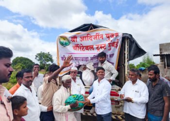 पूरग्रस्त भागात श्री आदि जिन युवक चॅरिटेबल ट्रस्टतर्फे मानव व गोसेवा
