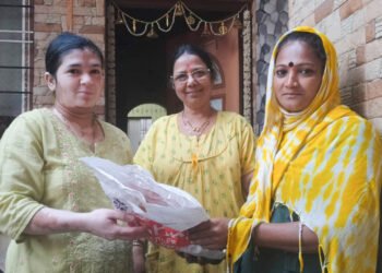 कचऱ्यात सापडलेली लग्नाची सोन्याची अंगठी केली परत