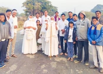 पारगाव जैन स्थानक उद्घाटन हेतु प.पू. कुसुमकंवरजी व प.पू. अरुणप्रभाजी म.सा. का विहार