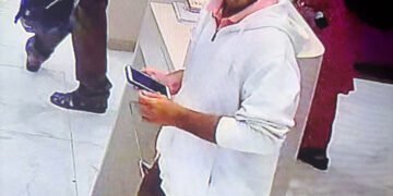 बनावट अंगठी ठेवून १ लाखांची खरी अंगठी चोरली