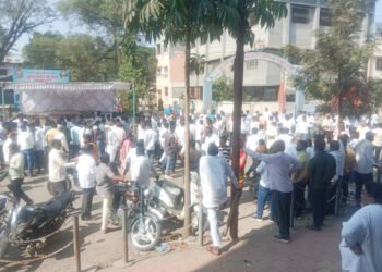 बार्शी बाजार समिती निवडणुकीत मतदानाचा धुरळा