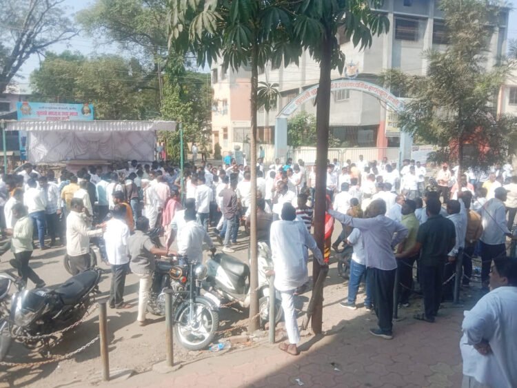 बार्शी बाजार समिती निवडणुकीत मतदानाचा धुरळा 1 WhatsApp Image 2025 12 07 at 11.40.32 AM