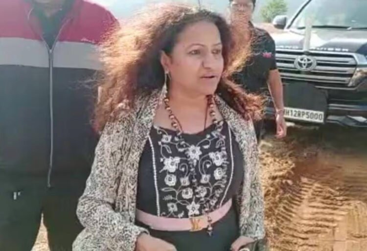 पुजा खेडकर यांच्या आई मनोरमा खेडकर यांचा शस्त्र परवाना रद्द 1 13 1 26 3