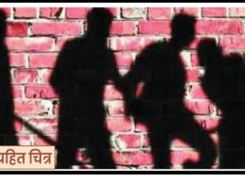 प्रतिस्पर्धी उमेदवाराला समर्थन दिल्याने महिलेसह चौघांना मारहाण