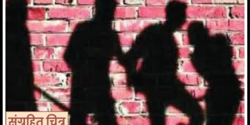 प्रतिस्पर्धी उमेदवाराला समर्थन दिल्याने महिलेसह चौघांना मारहाण