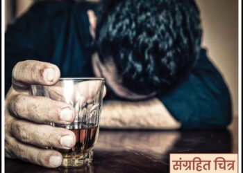 तरुणाने वडिलांच्या अंगावर पेट्रोल टाकून पेटवून दिले