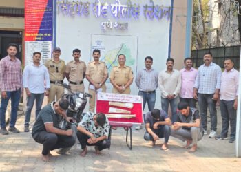 कारच्या काचा फोडून दोघांवर वार करून गुंडांनी पसरवली दहशत