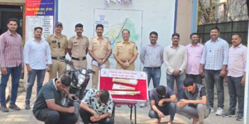 कारच्या काचा फोडून दोघांवर वार करून गुंडांनी पसरवली दहशत