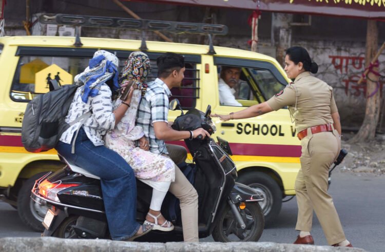 वाहतूक नियमभंग करणाऱ्यांकडून ४ दिवसांत १ कोटींची दंडवसुली 1 14 2 26 4