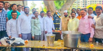 रामलिंग रोड, शिरूर श्री हाईट्स सोसायटी येथे १००० किलो शाबू महाप्रसादाचे वाटप