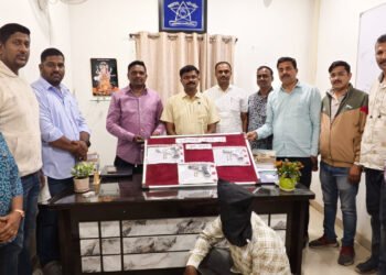 सराईत गुन्हेगाराकडून ३ गावठी पिस्टल, १२ जिवंत काडतुशांचा शस्त्रसाठा जप्त 9 सराईत गुन्हेगाराकडून ३ गावठी पिस्टल, १२ जिवंत काडतुशांचा शस्त्रसाठा जप्त