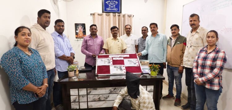 सराईत गुन्हेगाराकडून ३ गावठी पिस्टल, १२ जिवंत काडतुशांचा शस्त्रसाठा जप्त 1 19 2 26 2