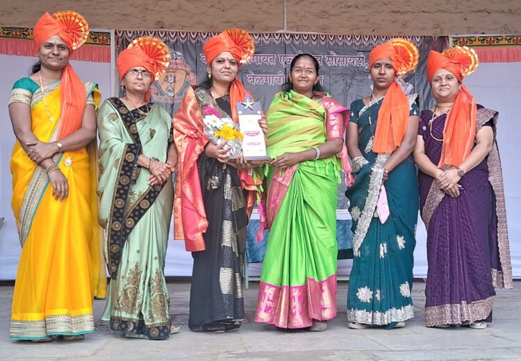 स्वामिनी संस्थेच्यावतीने ‘आदर्श मुख्याध्यापिका’ म्हणून सन्मान 1 2 2 26 1