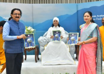 प्रेमावतार मैत्रेय दादाश्री महाराजांना ‘सूर्यरत्न – द मॉडर्न सेंट ऑफ इंडिया’ किताब