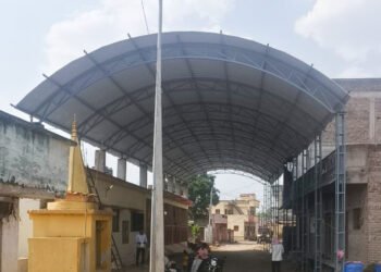 डोकेवाडी गावात लोकसहभागातून उभारला भव्य खुला सभामंडप