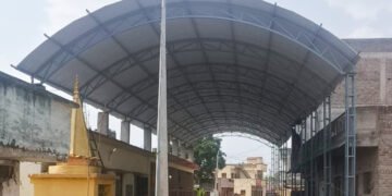 डोकेवाडी गावात लोकसहभागातून उभारला भव्य खुला सभामंडप