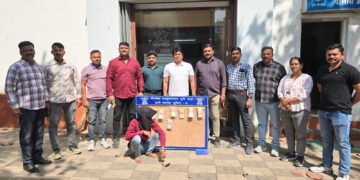 शोरुममधील एक्सॉसमधून शिरून रोकड केली लंपास