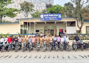 फटाके फोडणार्या आवाजाच्या ४५ सायलेन्सरवर फिरविला बुलडोझर 7 फटाके फोडणार्या आवाजाच्या ४५ सायलेन्सरवर फिरविला बुलडोझर