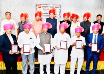 गुजराती समाजाने सामाजिक कार्यात योगदान द्यावे