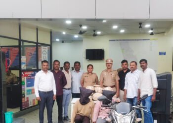 हळदीच्या पाकिटात लपवून करत होते गांजा विक्री