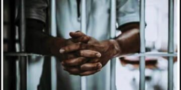 ‘‘तुम्ही दिसायला खूप सुंदर आहात’’ म्हणत तरुणीचा धरला हात