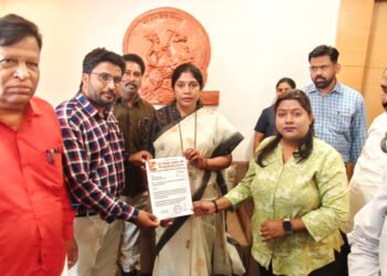 डिजिटल माध्यमांवरील बंदीविरोधात महापालिकेबाहेर निषेध आंदोलन