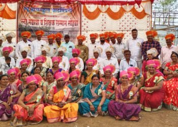 २५ वर्षांनंतर माजी विद्यार्थ्यांचा स्नेहमेळावा उत्साहात 4 २५ वर्षांनंतर माजी विद्यार्थ्यांचा स्नेहमेळावा उत्साहात