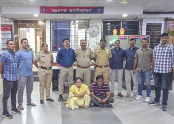 फसवणूक करून फरार झालेले पती-पत्नी जेरबंद 7 फसवणूक करून फरार झालेले पती-पत्नी जेरबंद