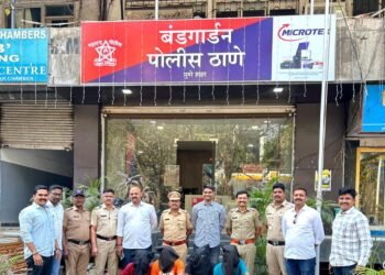 प्रवाशाच्या पत्नीकडून पैसे मागवून लुबाडणारे चौघे जेरबंद 7 प्रवाशाच्या पत्नीकडून पैसे मागवून लुबाडणारे चौघे जेरबंद