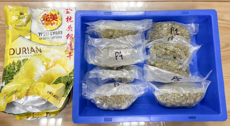 विमानाच्या बाथरूममधून ७५ लाखांचा हायड्रोपोनिक गांजा जप्त 1 5 3 26 4