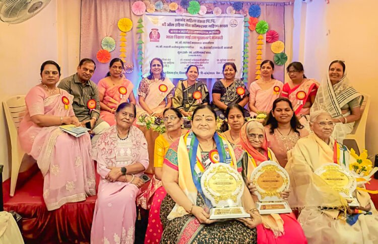 स्वानंद संस्थेच्या रोप्यमहोत्सवी वर्षानिमित्त महिलांचा सन्मान 1 07 04 26 1 1