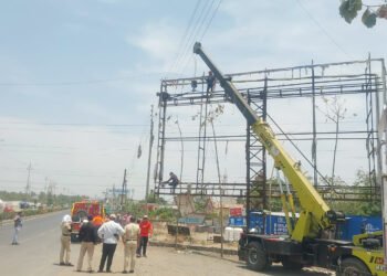 लोणीकंदमध्ये अनधिकृत होर्डिंगवर ‘पीएमआरडीए’चा हातोडा