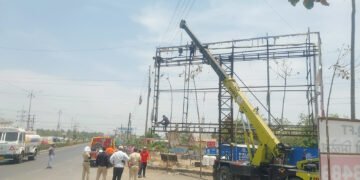 लोणीकंदमध्ये अनधिकृत होर्डिंगवर ‘पीएमआरडीए’चा हातोडा