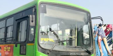 पीएमपी वाहक महिलेवर चालत्या बसमध्ये चाकू हल्ला