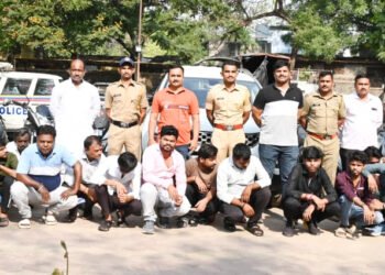 एकाच रात्रीत ३ ऑर्केस्ट्रा बारवर पोलिसांचा धडक छापा, ९१ आरोपींवर गुन्हे